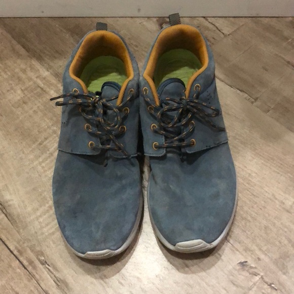 NIKE WOMEN'S ROSHE RUN SUEDE - Picture 2 of 6